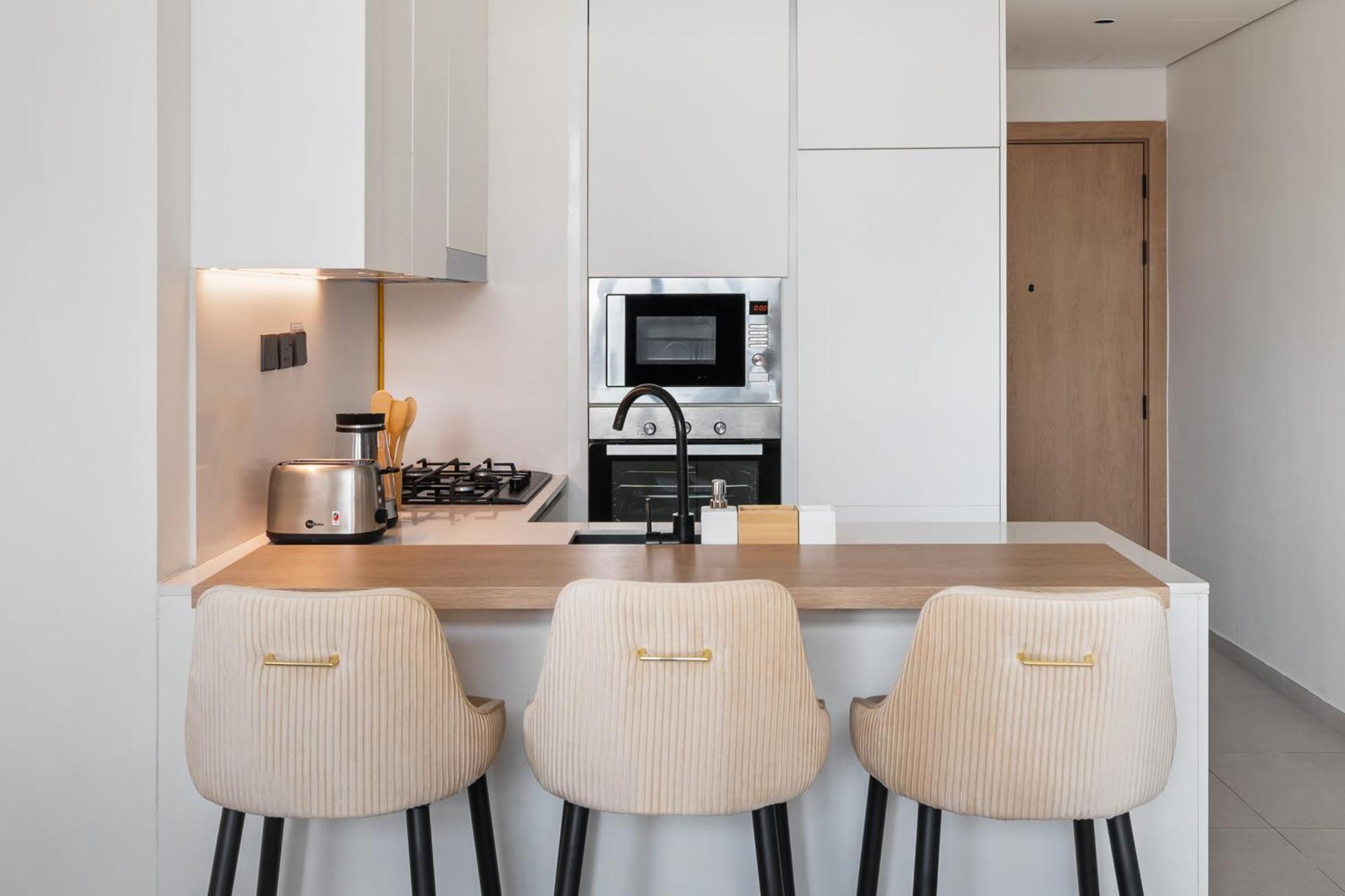 Luxurious & Cosy 1 Bdr, Pool View, 1 Queen Bed Apartment *