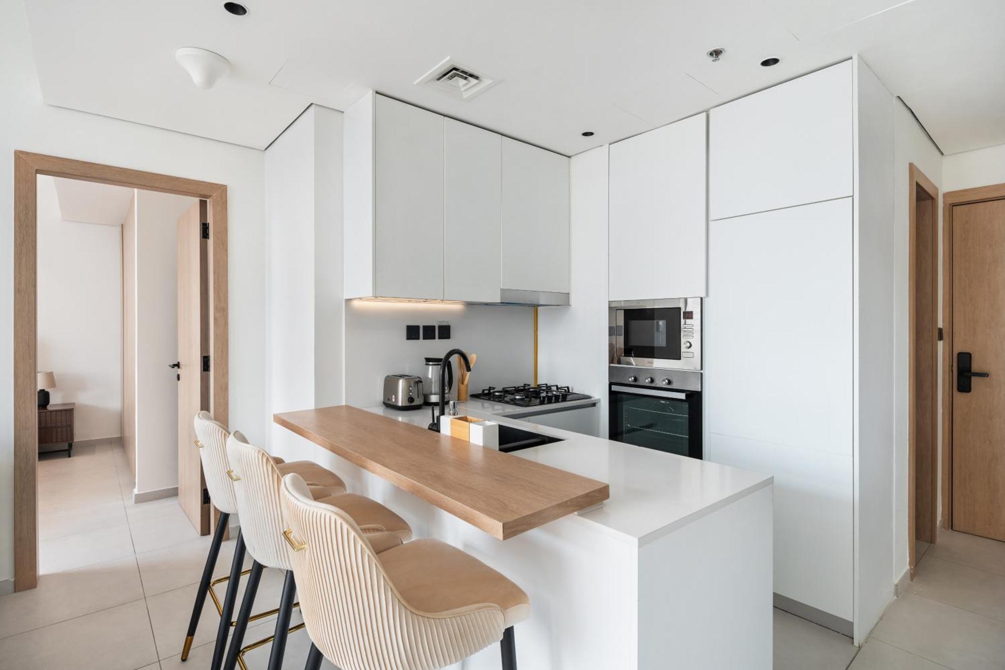 Luxurious & Cosy 1 Bdr, Pool View, 1 Queen Bed Apartment *