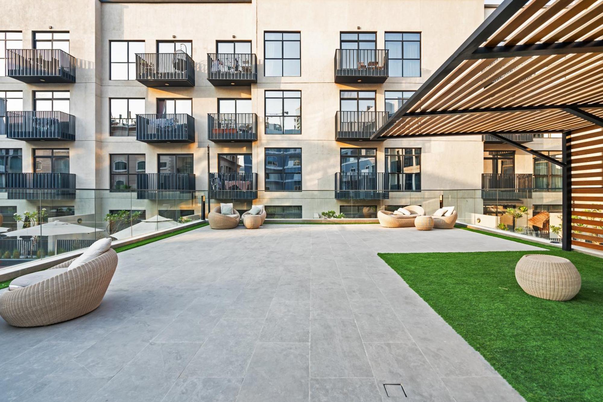 Luxurious & Cosy 1 Bdr, Pool View, 1 Queen Bed Apartment