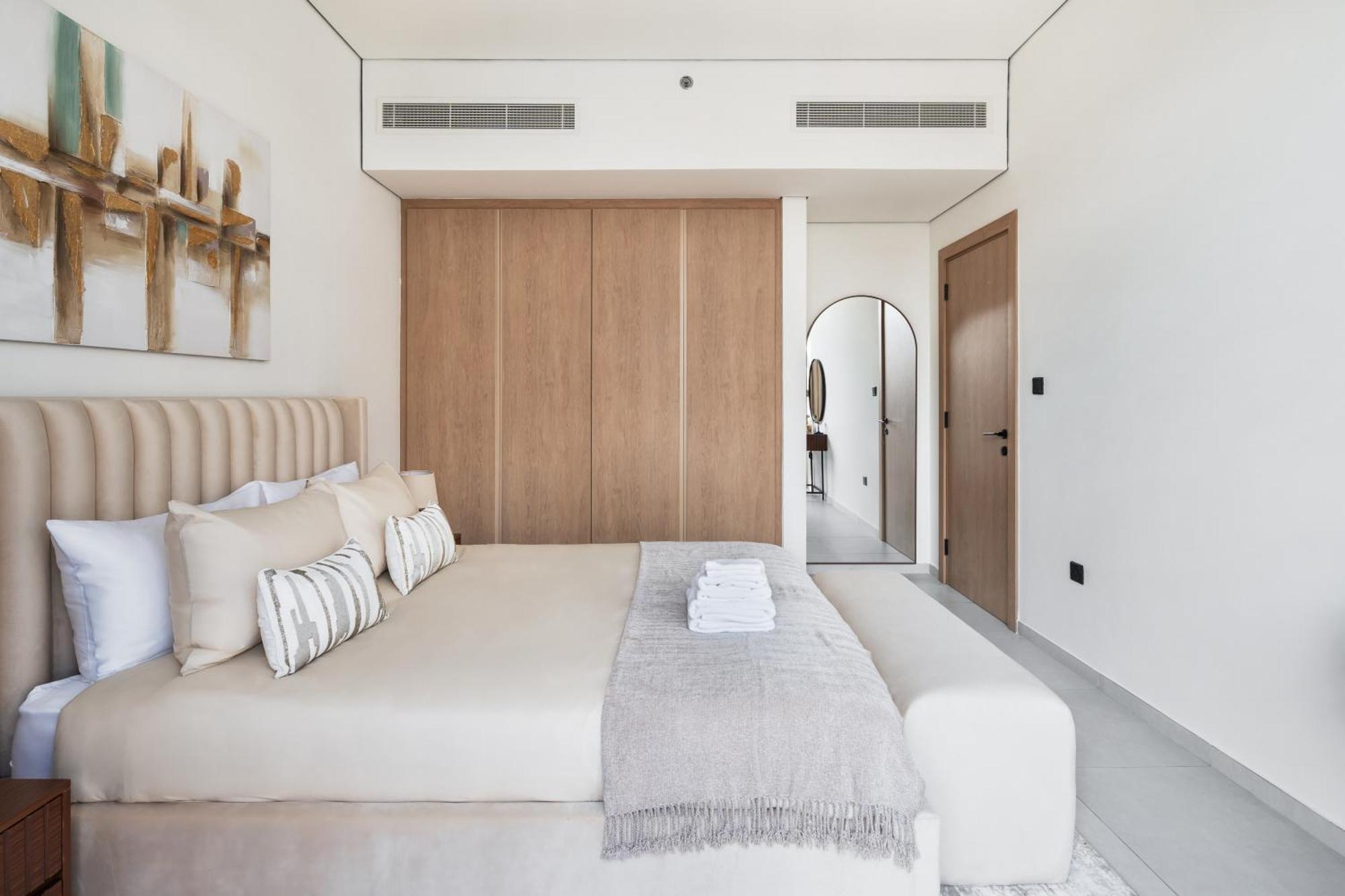 Luxurious & Cosy 1 Bdr, Pool View, 1 Queen Bed Apartment *